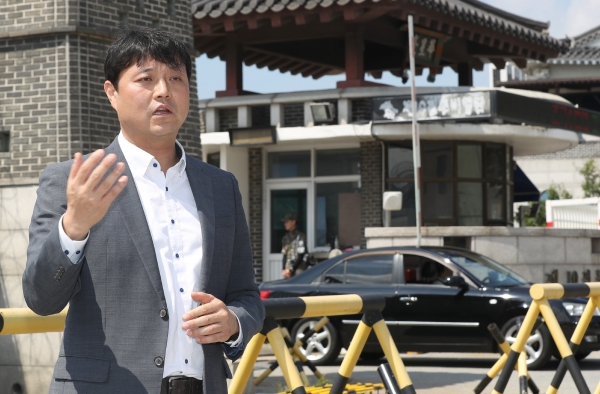 조석환 수원시의회 도시환경교육위원장이 권선구 세류동 제10전투 비행단 앞에서 군공항 이전 필요성에 대해 설명하고 있다. /김철빈 기자 narodo@incheonilbo.com