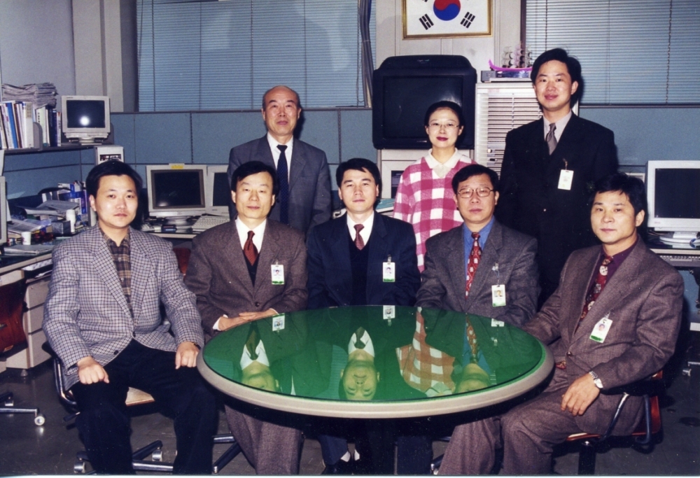 ▲ 97년 대한민국 역사상 처음으로 창설한 컴퓨터범죄수사팀. 이 팀은 양근원 전 총경을 대장과 10명으로 구성됐다.