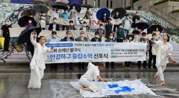 ▲ 27일 세종문화회관 계단에서 열린 '한강하구 중립수역을 평화의 바다로' 기자회견에서 한 예술인이 한반도기를 이용해 퍼포먼스를 하고 있다./연합뉴스