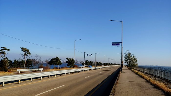 궁평리부터 매향리까지 약 10km가 이어진 화성방조제./사진제공=로드프레스