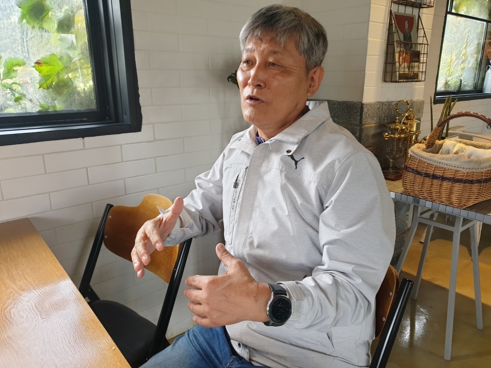 화성연안환경문화연대 윤영배 회장이 화성호 운동에 대해 설명하고 있다.