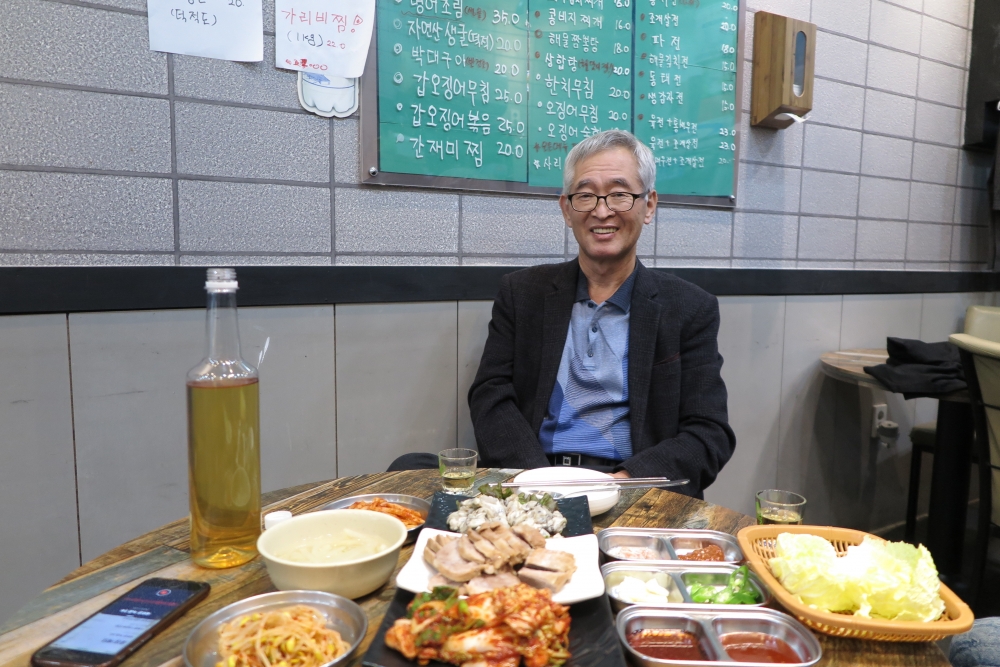 ▲ ㈔인천전통발효진흥원 유진용 원장이 인천 송도국제도시에 있는 '신포동 스타일'의 청도주가를 찾았다.