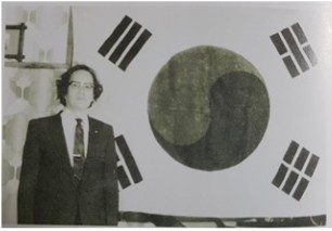 ▲ 신 함장의 장자 신태범 박사와 태극기. 이 태극기는 신 함장이 한일합병 전날인 1910년 8월28일, 광제호에서 내려 집에 보관했던 것을 장자 신 박사가 다시 보관하다가 손자 신용석씨 대에 이르러 인천시 중구 개항박물관에 기증한 뜻깊은 유물이다./사진출처= 오종원 외, 『간추린 인천사』 1999년