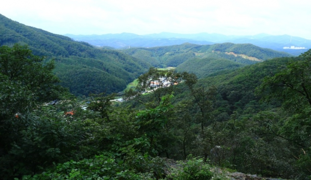 ▲ 용인 용덕사(옛 굴암사) 산신각 쪽에서 바라본 임옥여 의진 전적지.