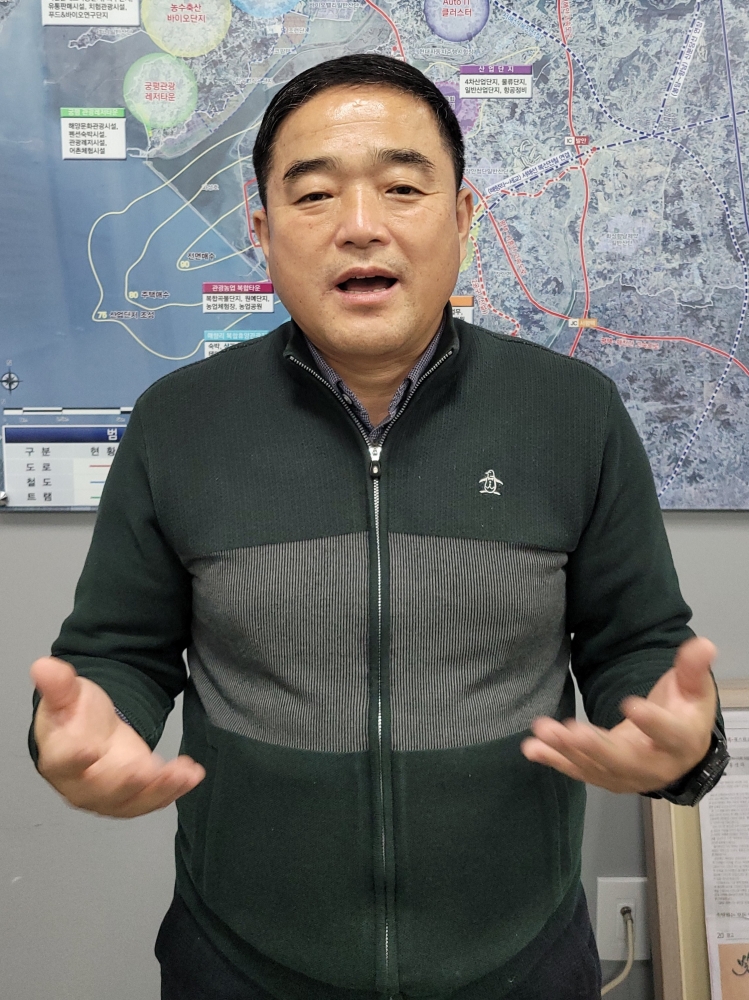 ▲ 심규숙 군공항이전협력국장이 인천일보와 인터뷰를 진행하고 있다. 심 국장은 조직이 '지역 발전사업 발굴'과 '시민 소통' 역할에 주력한다는 설명이다.