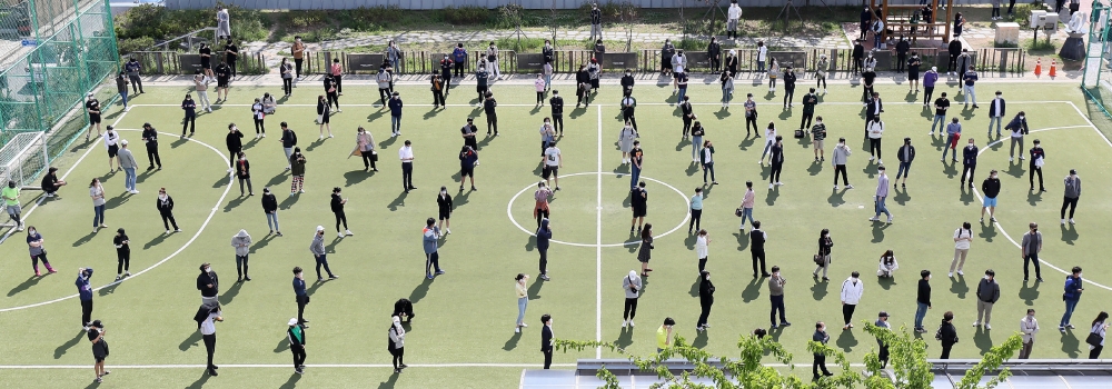 ▲ 인천 미추홀구청 운동장에 마련된 워크스루형 선별진료소를 찾은 시민들이 검사 순서를 기다리고 있다.