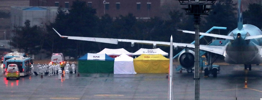 ▲ 김포공항에 도착한 중국 우한 거주 교민 귀국 전세기 탑승 승무원들이 항공기에서 내려 버스로 향하고 있다.