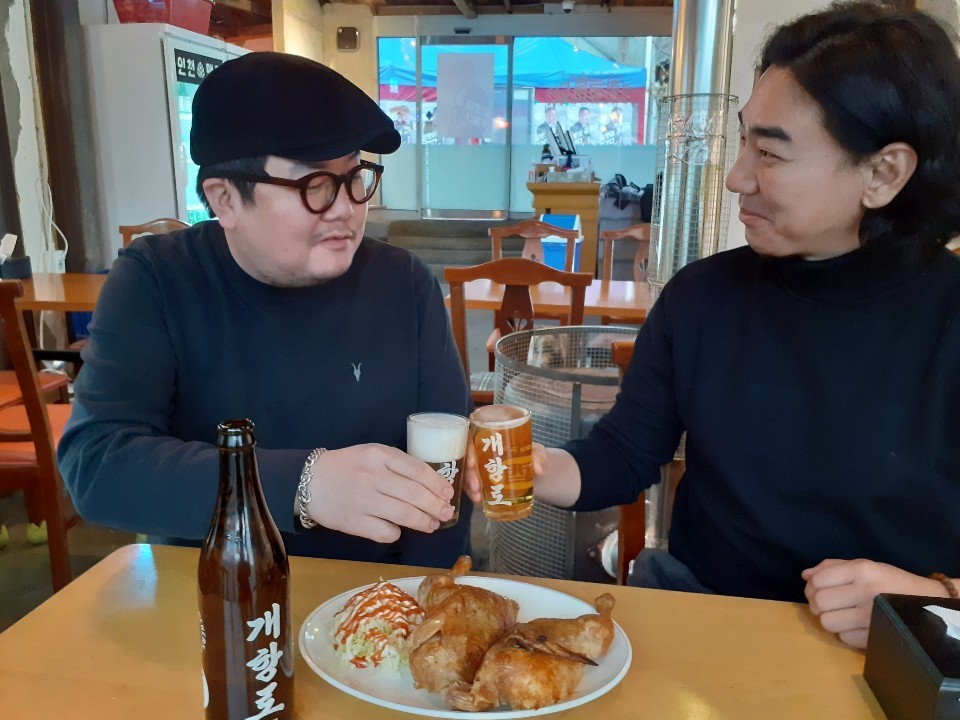 ▲ 이창길 개항로 프로젝트 대표와 박지훈 칼리가리 브루잉 대표가 개항로 맥주를 마시고 있다.