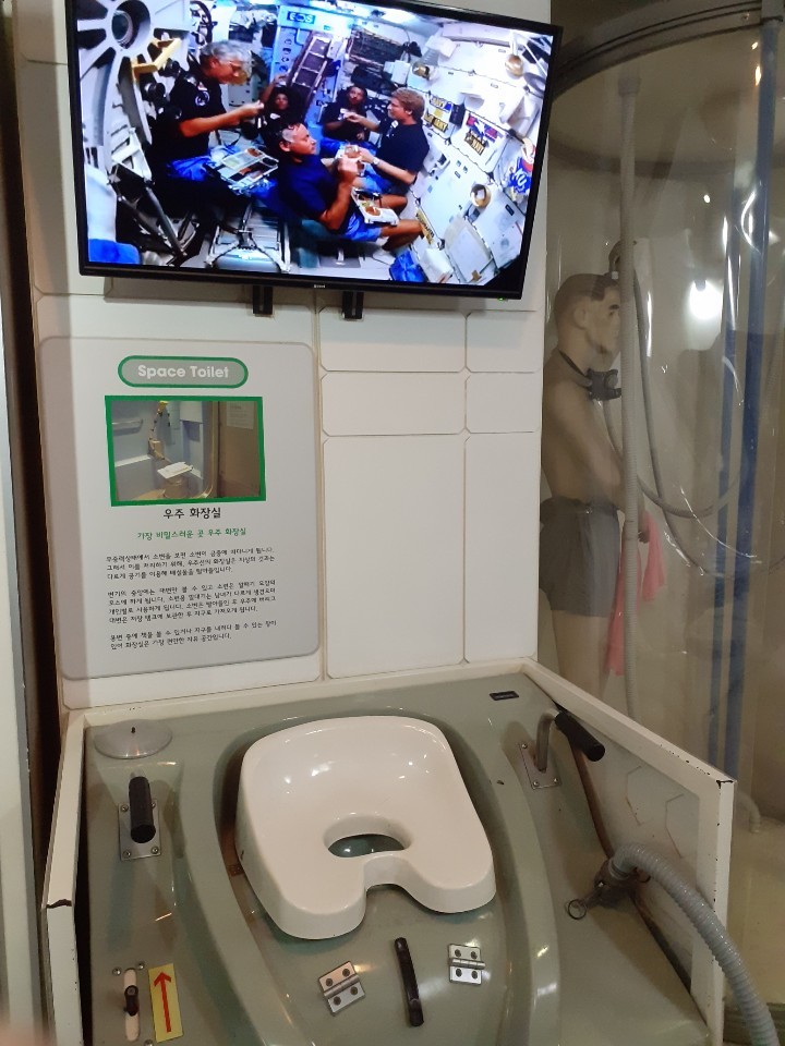 ▲ 우주 화장실.