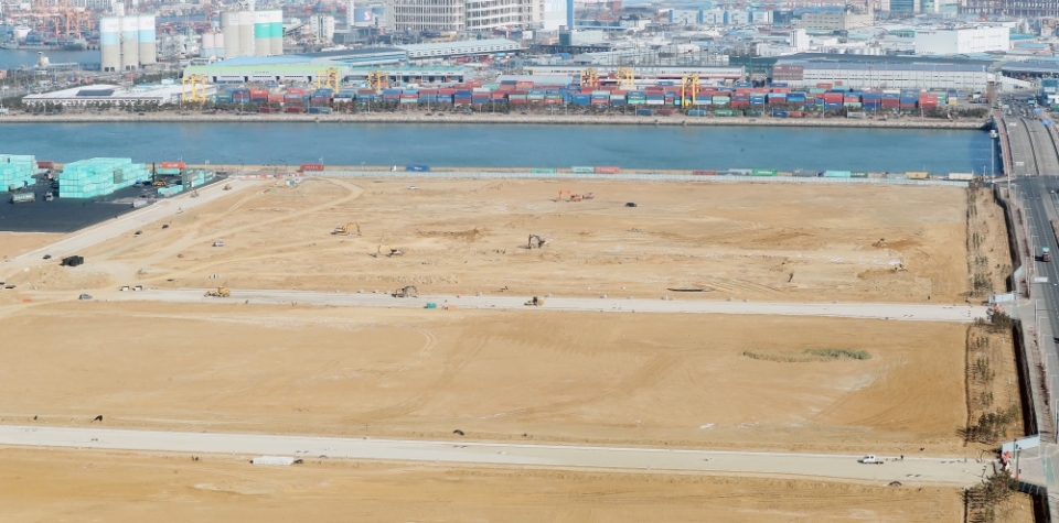 지난 2월18일, 송도 화물차주차장 조성 예정 부지인 인천 연수구 송도9공구 아암물류2단지 전경. /이상훈 기자 photohecho@incheonilbo.com
