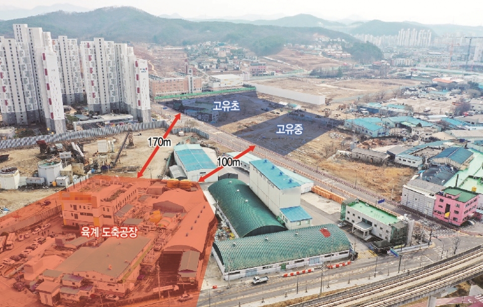 ▲ 용인시 처인구 고림 개발지 내 초·중학교 건립부지와 인근 육계 가공공장(빨간 부분)이 인접해 있어 학교 설립에 난항을 겪고 있다. 해당법률은 반경 200m 이내 도축시설이 있으면 학교 설립이 불가능하다. /김철빈 기자 narodo@incheonilbo.com