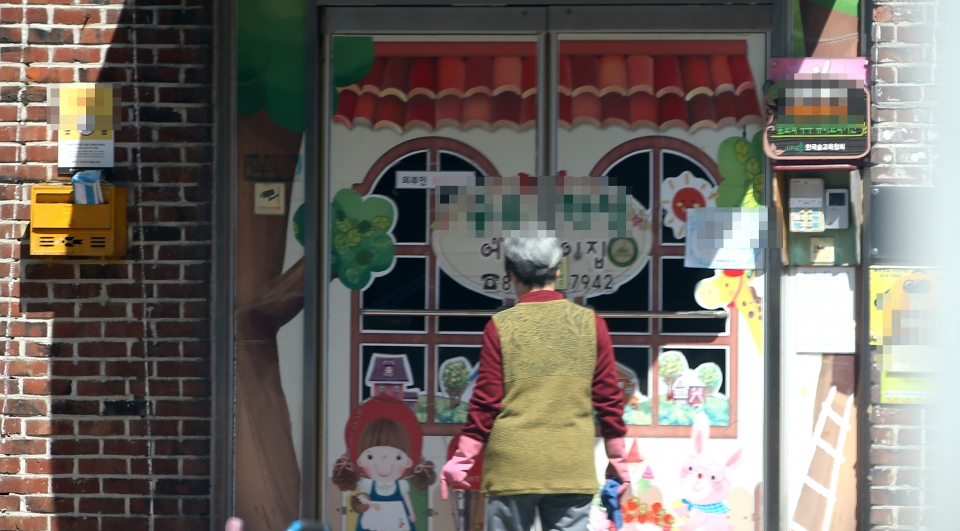 인천 연수구 한 민간 어린이집에서 코로나19 확진자가 무더기로 발생 했다. 5일 집단감연이 발생한 어린이집앞에서 한 관계자가 주변 정리를 하고 있다. /양진수 기자 photosmith@incheonilbo.com