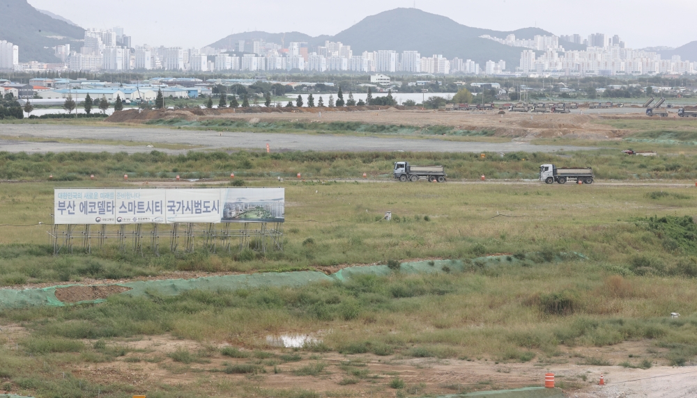 ▲ 김해국제공항 인근에 조성된 부산시 강서구 에코델타시티(친환경 공항 배후 도시) 부지 조성사업이 한창 진행중이다. 1170만㎡ 부지에 총 사업비 5조4386억이 투입된다. /김철빈 기자 narodo@incheonilbo.com