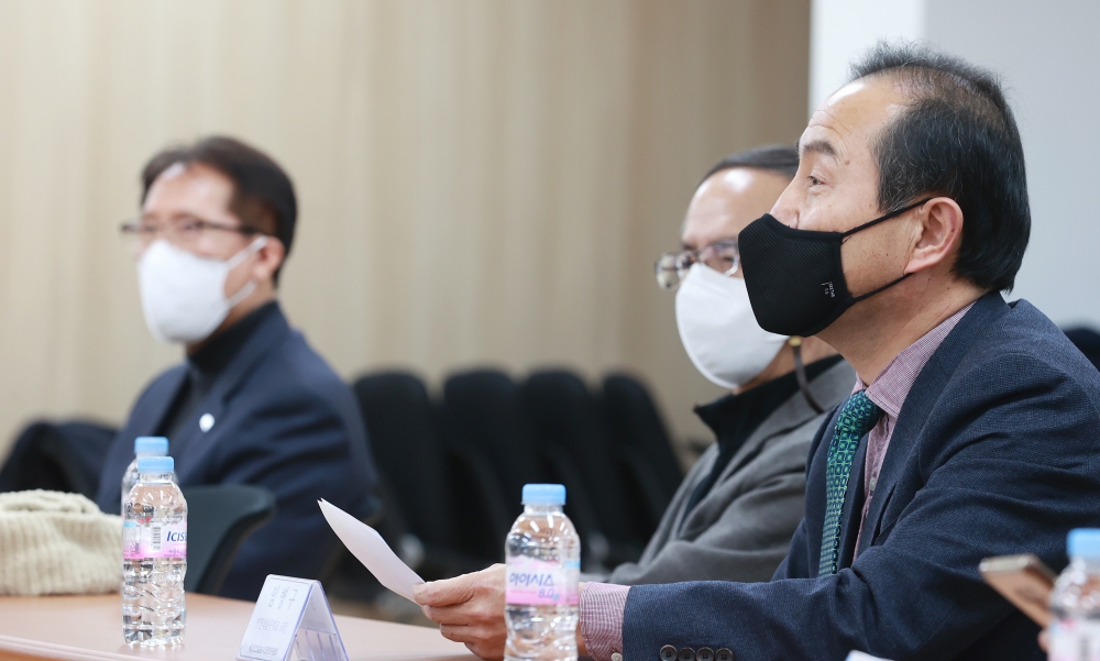 ▲ 13일 인천일보 대강당에서 열린 인천일보시민편집위원회에 참석한 편집위원들과 데스크들이 평가회의를 하고 있다.