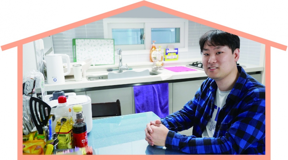 ▲ 요양병원에서 요양보호사로 일하는 임정훈(32)씨는 인천시 장애인 자립지원주택 3층으로 입주했다./사진제공=인천시