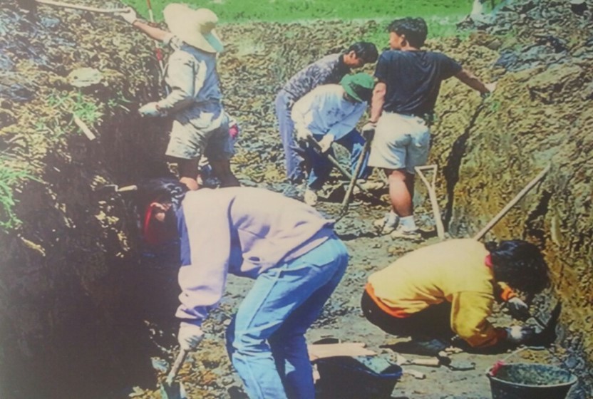▲ 1991년 가와지볍씨 발굴에 참여한 충북대 조사대원들. 당시 연구환경이 굉장히 열악해 발굴도구라고는 삽자루 밖에 없었다.