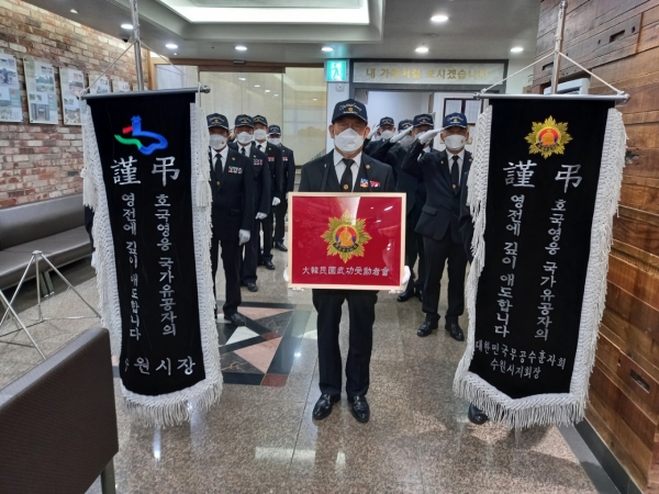 ▲ 화랑무공훈장 수령 사진./사진제공=수원시