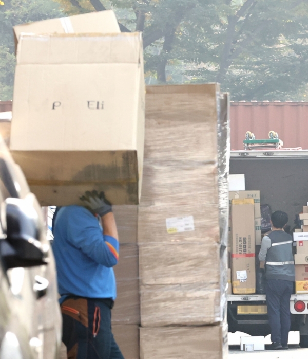 [자료사진] 배달 차량에 물건을 옮기는 택배노동자. /인천일보DB