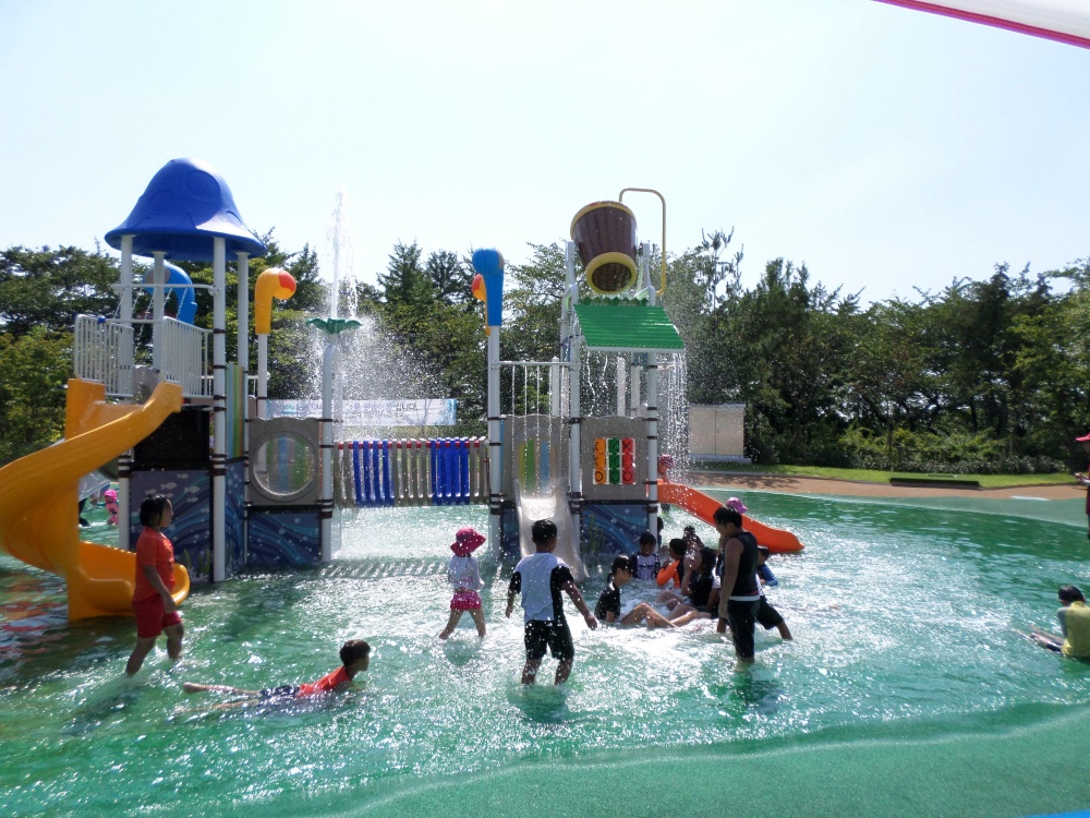 ▲ 수봉공원 야외 물놀이장에서 어린이들이 물놀이를 즐기고 있다.  /사진제공= 남구