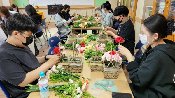 ▲ 양주백석중학교 학생들이 지역 어르신들을 위해 카네이션을 직접 제작하고 있는 모습 /사진제공=양주백석중학교