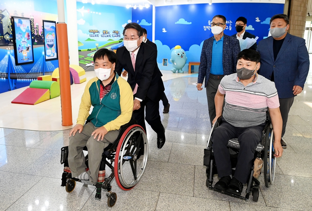 ▲ 유정복 인천시장이 지난 4일 장애인 체육인과의 면담에 앞서 휠체어를 밀어주며 시장실로 안내하고 있다./사진제공=인천시
