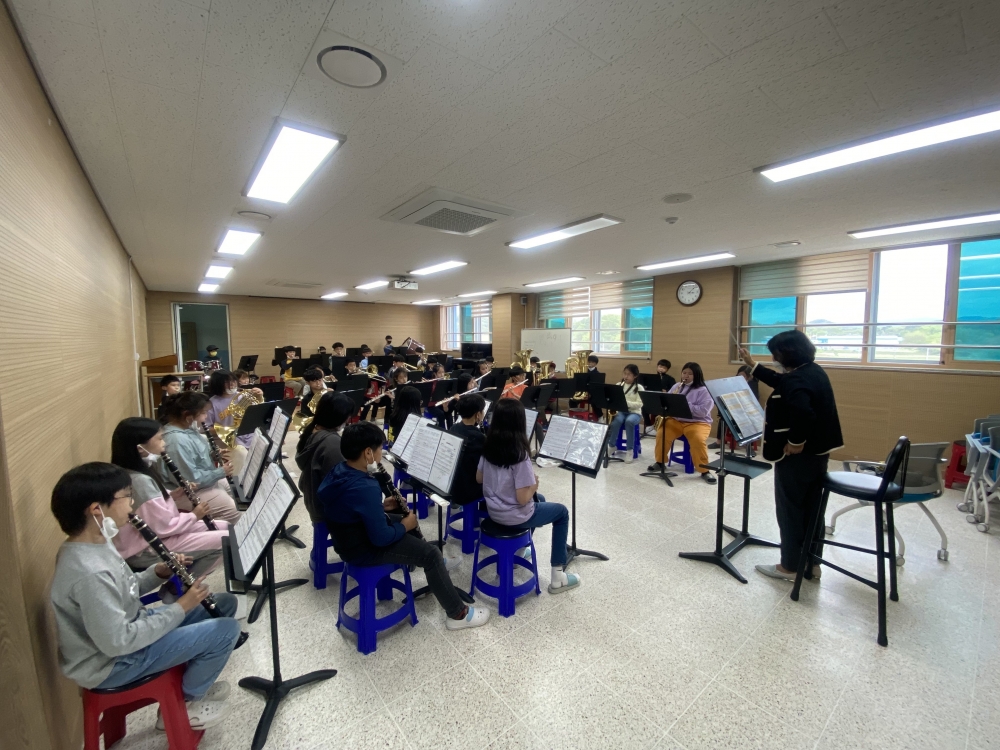 ▲ 보개초등학교 학생들이 '윈드 오케스트라' 활동으로 합주를 하고 있는 모습. /사진제공=보개초등학교