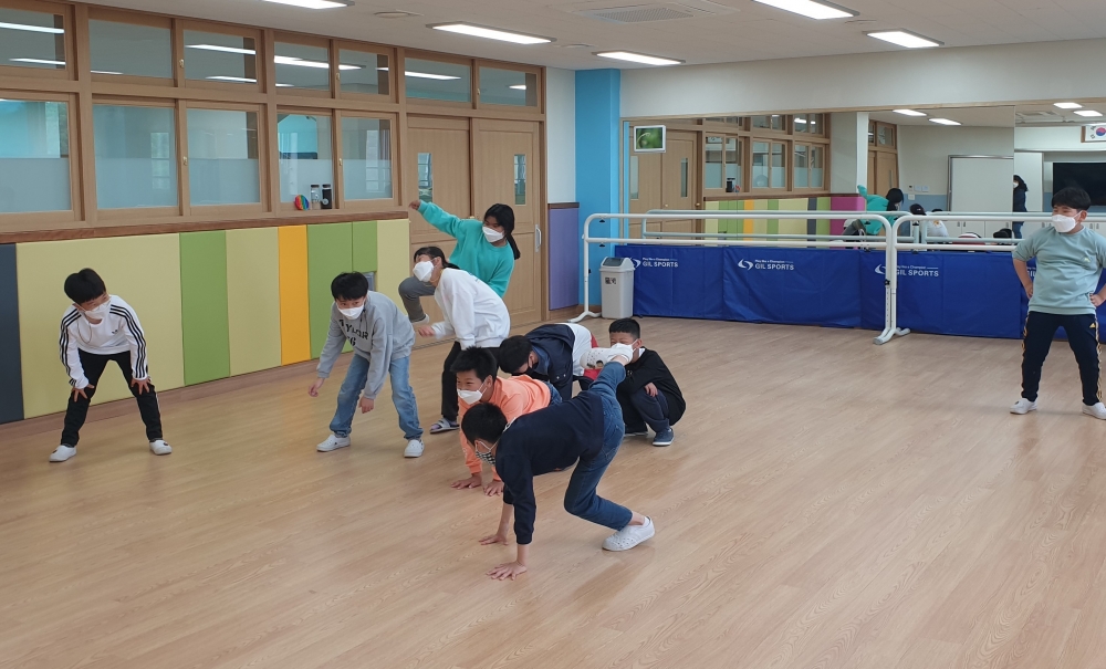 ▲ 보개초등학교 학생들이 'Art-sport 뮤지엄' 활동의 일환으로 연극을 하고 있는 모습.  /사진제공=보개초등학교