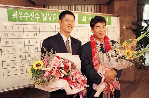 ▲ 역대 최초로 1996년 만장일치 신인왕에 오른 박재홍(오른쪽)이 MVP를 차지한 구대성과 기념 촬영을 하고 있다./인천일보 필름 자료