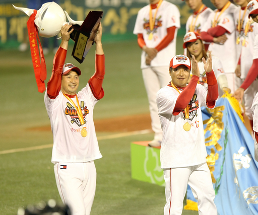 ▲ 2010년 한국시리즈에서 SK 와이번스 우승을 이끈 박재홍(오른쪽)과 주장 김재현이 시상식에서 우승 트로피를 받고 있다. /사진제공=한국미디어저널