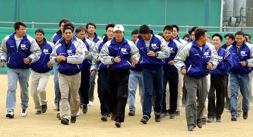 ▲ 2003년 시즌 출정식에서 SK 와이번스 주장을 맡은 김기태(앞줄 오른쪽에서 첫 번째)가 선수단을 독려하고 있다./사진제공=한국미디어저널