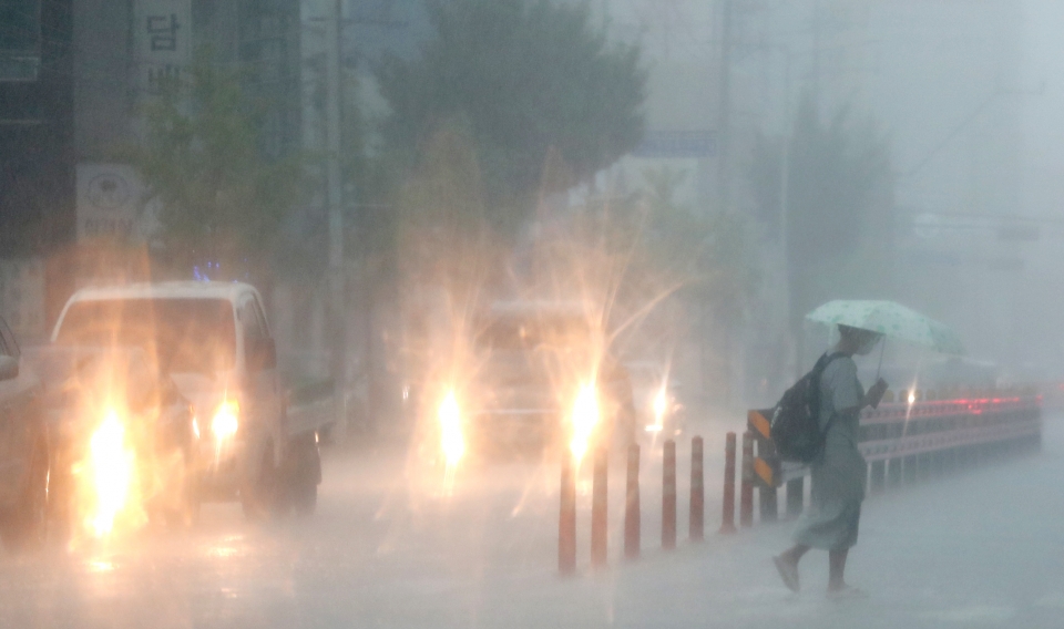 ▲ 수도권을 중심으로 강한 비가 내린 8일 오후 오산시 중앙동 거리에서 한 시민들이 우산을 받쳐 들고 발걸음을 재촉하고 있다. /김철빈 기자 narodo@incheonilbo.com