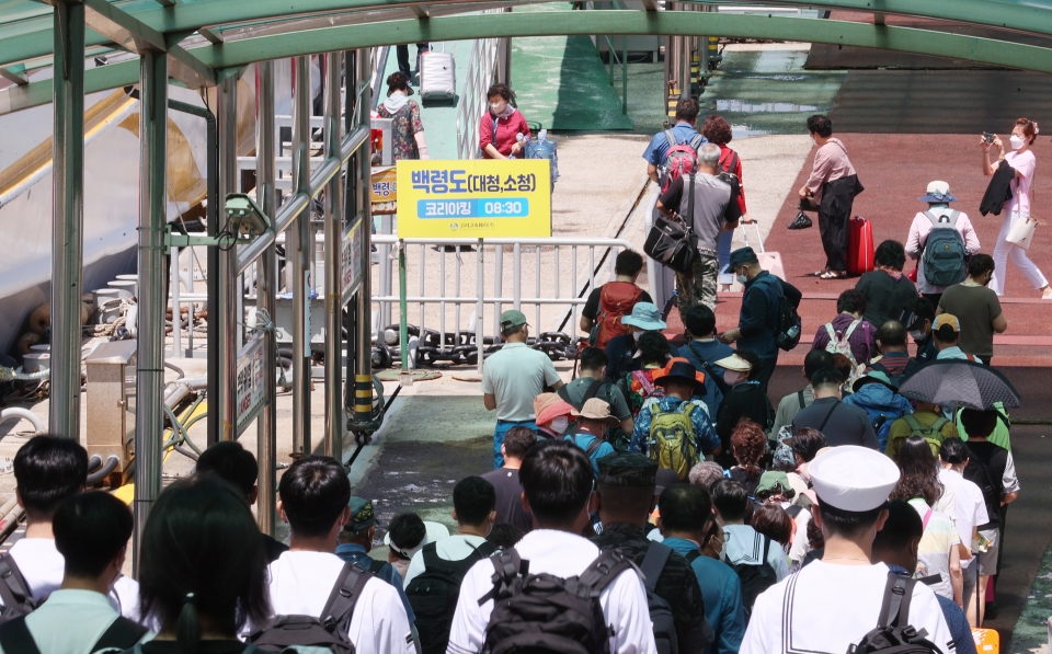 지난 1일 인천 중구 인천항연안여객터미널에서 섬으로 여행을 떠나는 피서객들이 여객선 승선을 위해 이동 하고 있다. /이재민 기자 leejm@incheonilbo.com