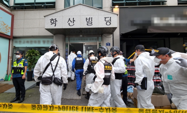 ▲ 경기도 이천시 관고동 병원 건물 화재 현장에 경찰과 국과수 등 관계자들이 2차 합동감식을 위해 건물 입구로 진입하고 있다./사진제공=연합뉴스