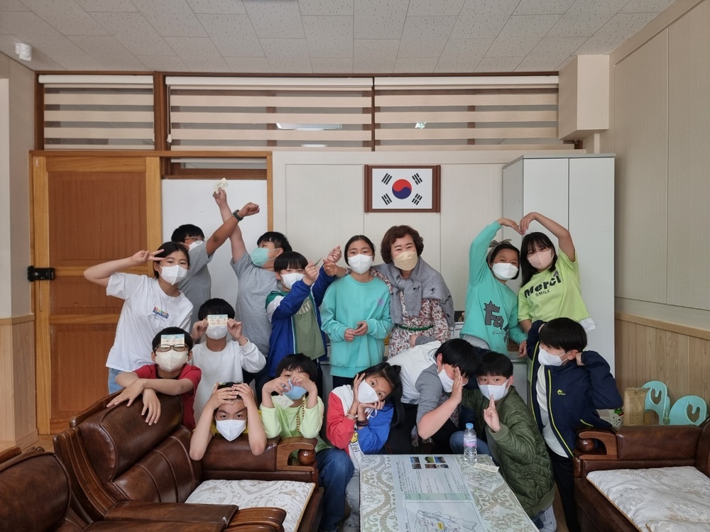 ▲ 유미현 교장과 아이들의 모습.