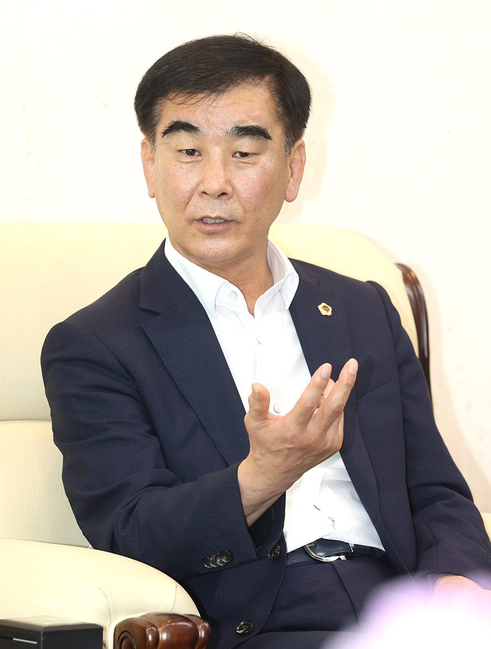 ▲ 염종현 경기도의회 의장이 17일 경기도의회 출입기자단과 인터뷰하고 있다./사진제공=경기도의회