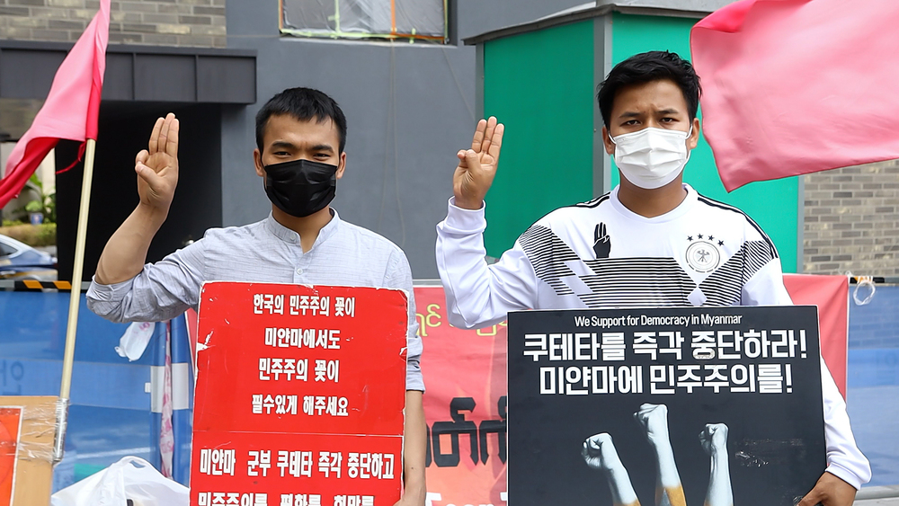 ▲ 부평역에서 군부 쿠데타 중단을 촉구하는 미얀마인들.