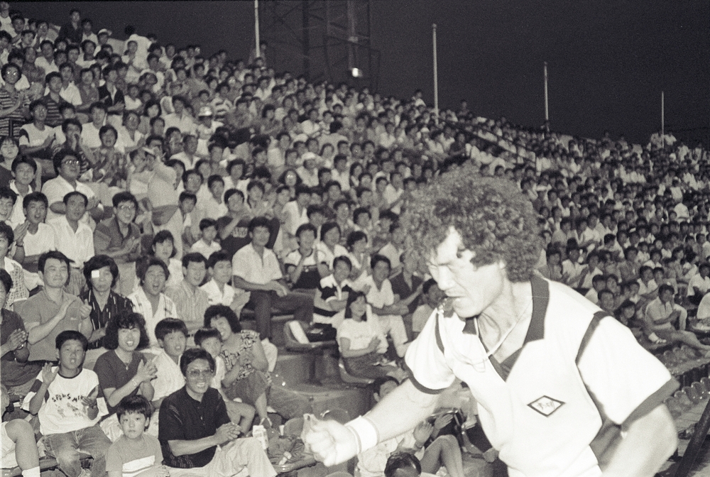 ▲ 1989년 8월 비공식 응원단장으로 인기를 끌었던 '쿠웨이트 박'을 보며 관중들이 즐거워하고 있다. /인천일보 필름 자료
