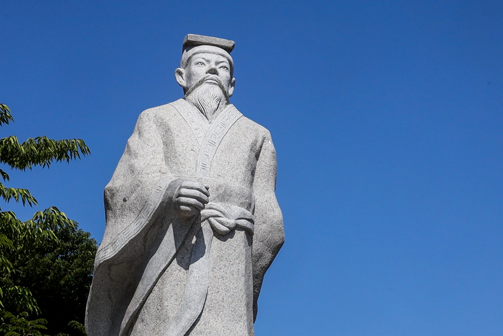 ▲ 인천차이나타운에 서 있는 중국 동진시대 유명 서예가인 왕희지  조각상.