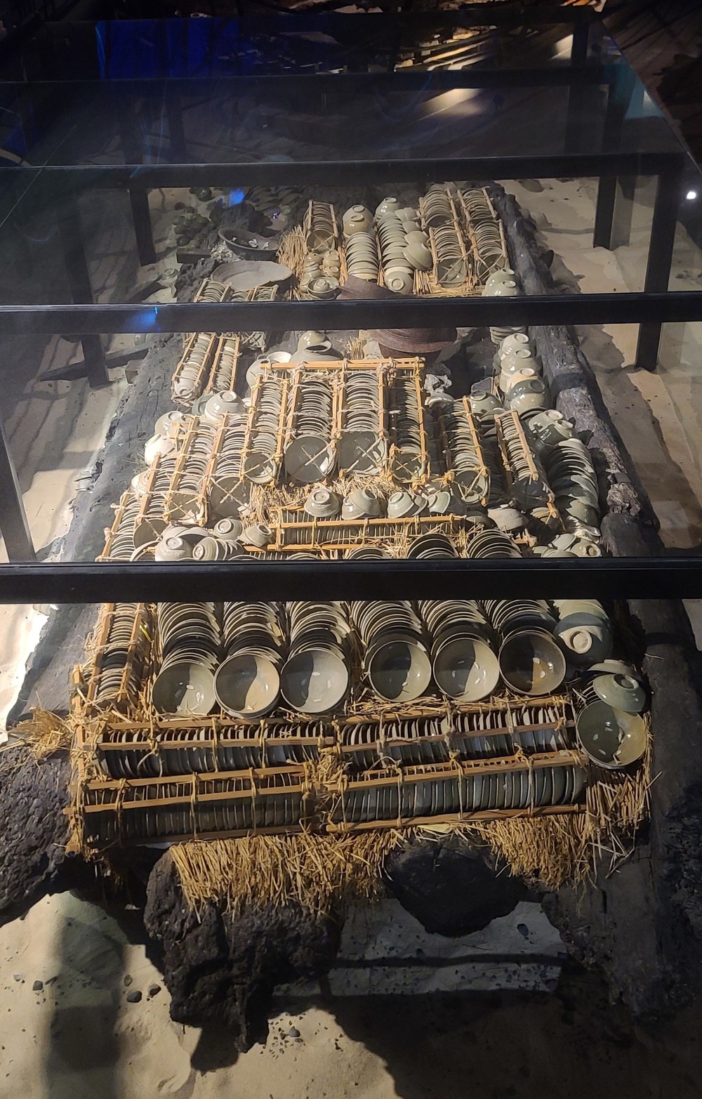 ▲ 2. 십이동파도선과 함께 발굴된 수많은 고려 시대 도자기들.