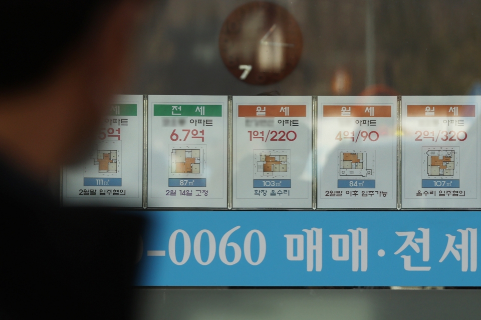 래 가뭄 속에 고가 아파트가 몰린 서울 강남구와 용산구 아파트값도 하락 전환되는 등 서울 아파트 가격이 4주 연속 약세를 기록했다. 전세 시장도 계절적 비수기가 겹치면서 전국 아파트 전셋값이 약 2년 6개월 만에 약세로 돌아섰다. 17일 한국부동산원 조사에 따르면 이번주 서울 아파트값은 0.02% 떨어지며 지난주(-0.01%)보다 낙폭이 커졌다. 이번주 서울 25개 구 가운데 중랑구(0.01%)를 제외한 24개 구의 아파트값이 하락 내지 보합을 기록했다. 사진은 이날 서울 시내 한 부동산 중개업소. /사진=연합뉴스
