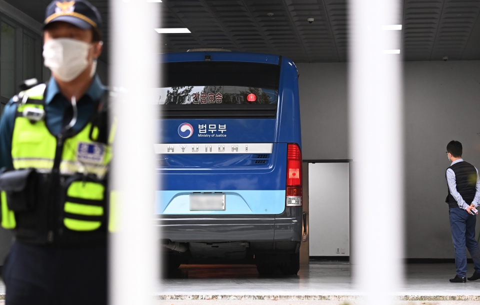 ▲ 안양지청에 들어서는 김근식 호송버스./사진제공=연합뉴스