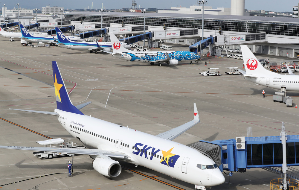 ▲ 나고야 중부국제공항 계류장에 일본 국적기와 LCC(저비용항공사) 여객기들이 차례로 들어오고 있다. 공항측은 항공 수요가 점차 늘어나자 제2 활주로 증설을 지역 주민들과 협의하고 있다. /나고야=김철빈 기자 narodo@incheonilbo.com