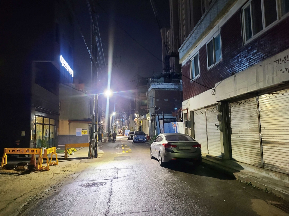 ▲ 지난 2일 밤 찾은 인천 중구 신흥동 일대. 빈집들이 즐비한 가운데 주민들 사이에서 우범지대화 우려가 나온다.
