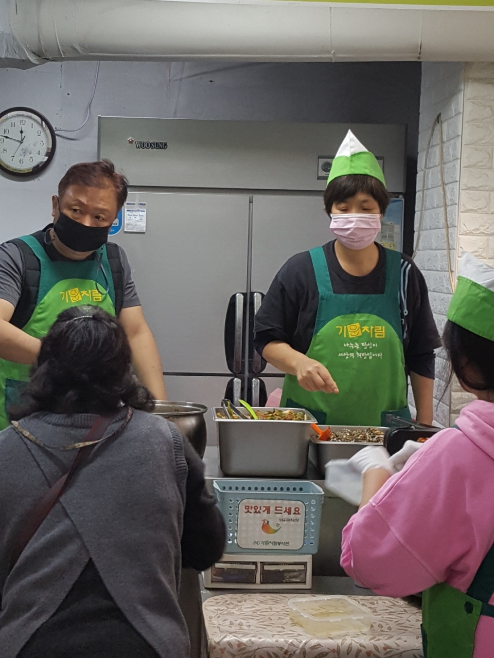 ▲ 자원봉사자들이 기운차림 식당에서 배식 봉사를 하고 있다. 자원봉사자들은 음식 준비부터 배식까지 일을 도맡아 한다.