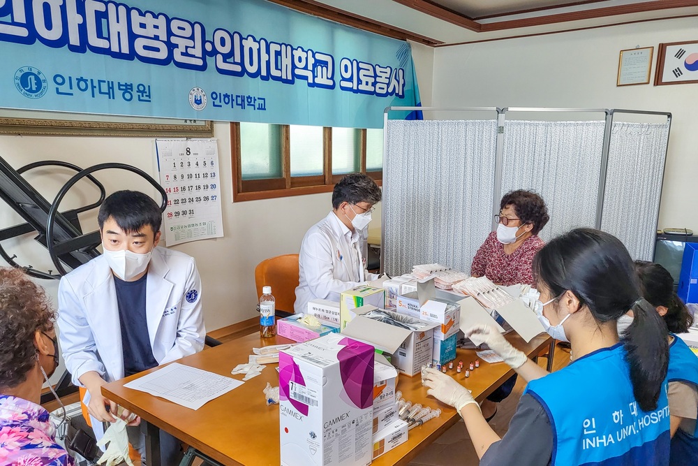 ▲ 대학생 사회봉사단 '인하랑' 학생들이 올 8월10일 경기도 김포 통진읍 귀전3리를 방문해 의료 봉사 활동을 펼치고 있다.