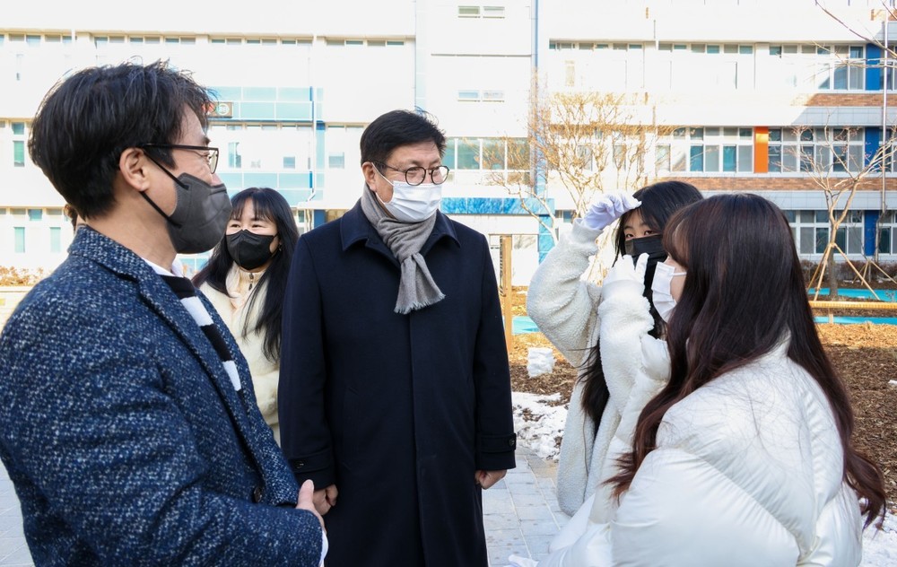 ▲ 도성훈 인천시교육감이 지난달 29일 남동구 간석동 주원초등학교를 방문해 학교숲(꿈트리) 열림식 행사에 참여하고 있다.