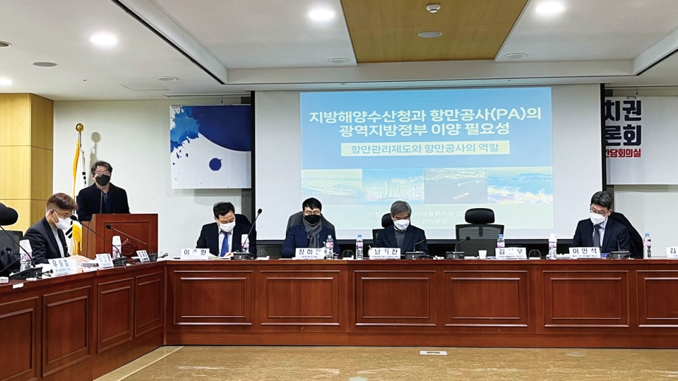 ▲ 9일 국회 의원회관 제9 간담회실에서 열린 항만공사(PA)의 항만자치권 확보 방안 모색을 위한 토론회에서 맹성규(인천 남동갑), 안병길(부산 서구동구) 국회의원을 비롯한 참가자들이 기념촬영을 하고 있다./사진제공=인천경실련