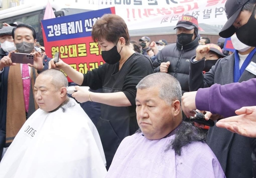 ▲ 고양시의회 임홍열· 안중돈 의원과 변재석 도의원이 고양 신청사 백석동 이전을 반대하며 삭발을 하고있다. /사진제공=독자