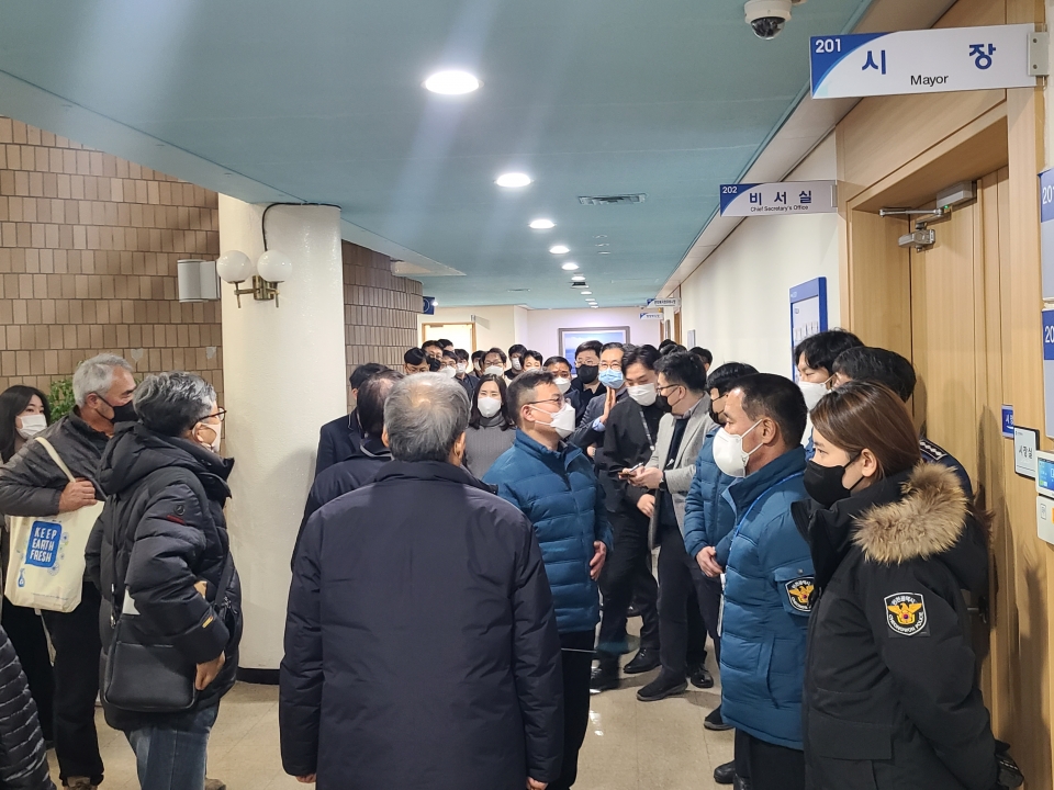 ▲ 19일 일본육군조병창 역사문화생태공원추진협의회 회원들이 유정복 시장과의 면담을 요청하며 대치를 이어갔다./박해윤 기자 yun@incheonilbo.com
