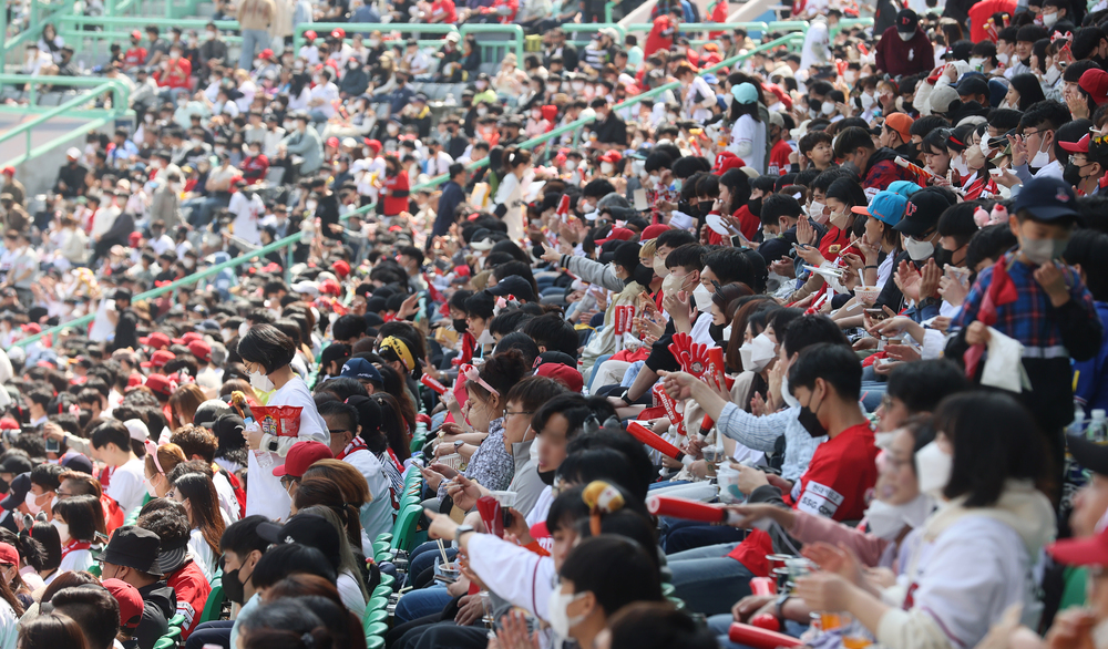 ▲ 인천 sk행복드림구장을 찾은 관중들이 마스크를 쓰고 야구경기를 관람하고 있다.